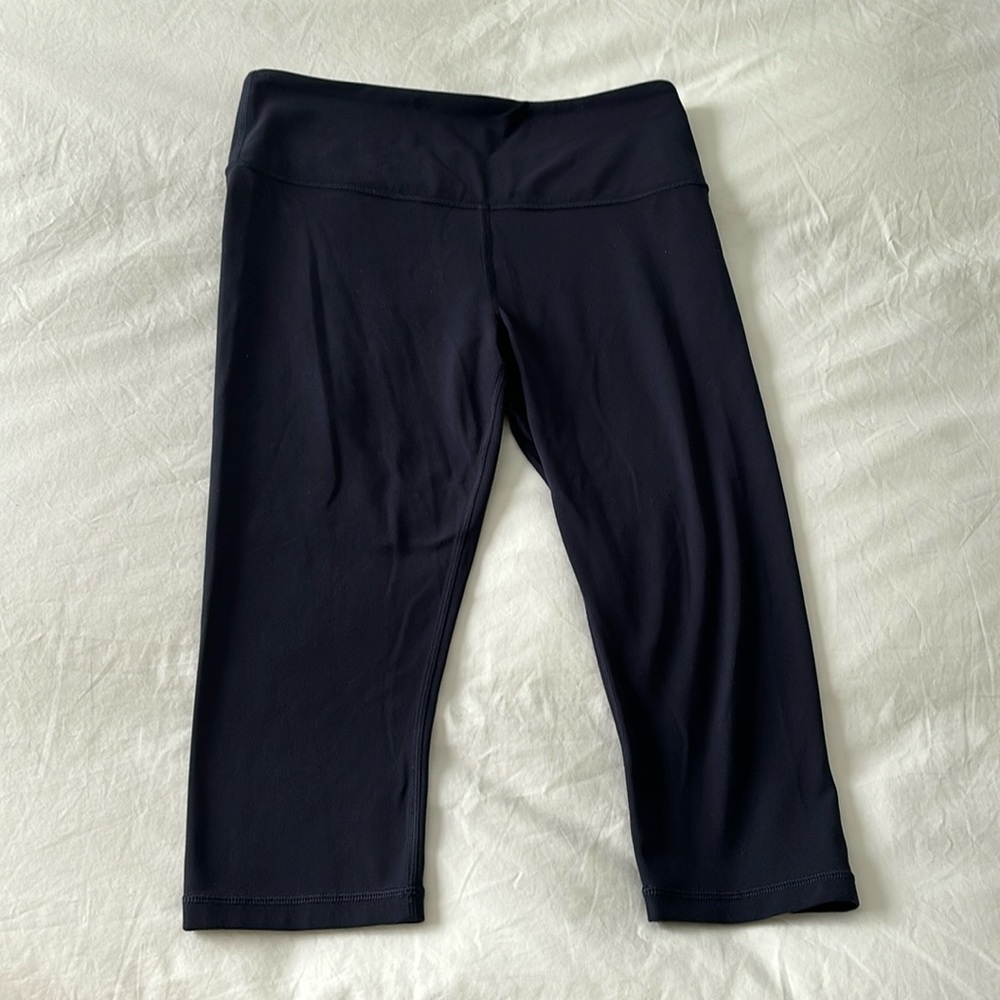 Athleta Elation crop legging. Navy blue size M. GUC